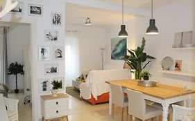 Lola'S Apartment